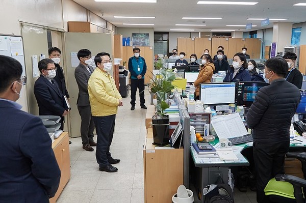 (사진/오세현 아산시장이 신축년 새해를 맞아 각부서를 방문 격려인사를 하고 있다.