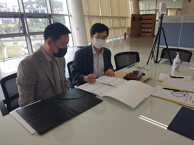 1(사진) 지난 14일 천안시 관계자와 J사가 성거 오목마을 조성 토지 분양 매매 계약을 체결하고 있다.