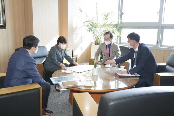 (사진)박상돈 시장이 지난해 10월 26일 한국도로공사를 방문해 김진숙 사장과 입장휴게소 하이패스IC 설치에 대해 협의하고 있다.