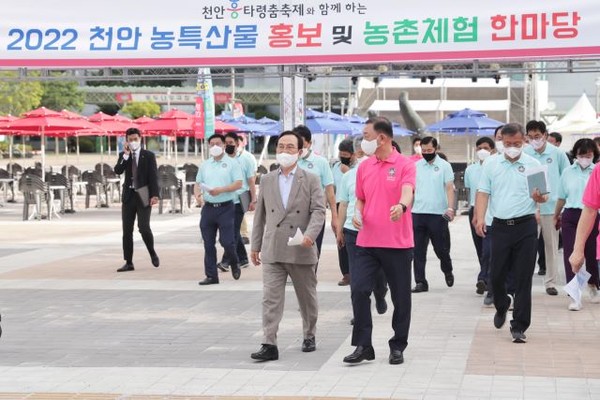 (사진 상,하 설명)천안시가 19일 오전 천안종합운동장 일원에서 ‘천안흥타령춤축제 2022’ 현장점검을 진행하고 있다.