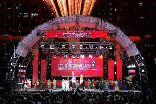 (사진 상,하)21일부터 25일까지 5일 동안 ‘천안흥타령춤축제 2022’가 열리는 가운데 박상돈 천안시장이 21일 ‘천안흥타령춤축제 2022’ 개막을 선언하고 있다.