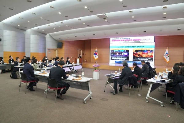 1. 천안시가 17일 시청 대회의실에서 2023 천안 K-컬처 박람회 추진위원회 위촉식 및 실행계획 중간보고회를 진행하고 있다.