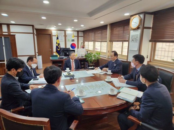 (사진상,하,/박상돈 천안시장이 지난 17일 이한준 한국토지주택공사 사장을 만나 지역 핵심현안에 대해 논의하고 있다.