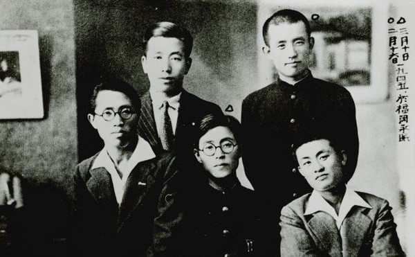 (사진)교토제국대학 시절 송몽규 1942년 룽징에서 찍은 사진이다. 앞줄 가운데 위치하고 있으며, 뒷줄 오른쪽이 그의 고종사촌 윤동주이다.