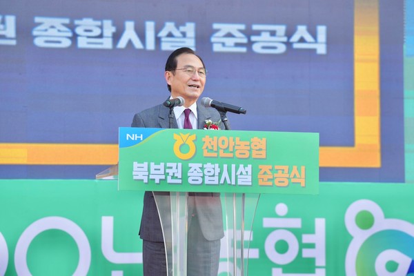 박상돈 천안시장이 지난 17일 천안농협 성성동 하나로마트 로컬푸드 직매장 준공식에서 축사를 하고 있다.