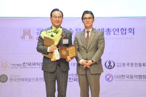  박상돈 천안시장이 21일 대한민국예술인센터에서 열린 제36회 대한민국예술문화대상 시상식에서 문화공로상을 수상해 기념사진을 촬영하고 있다.