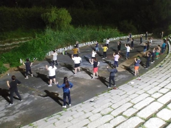(사진 설명)천안시민들이 ‘우리동네 달빛 건강운동’ 프로그램에 참여하고 있다.