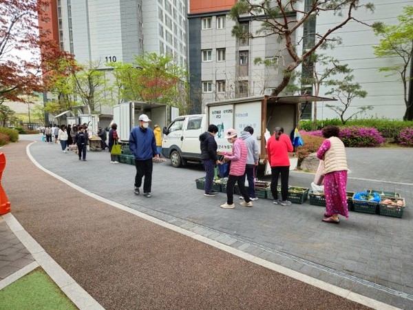 농산물직거래 ‘농뜨레 목요장터’가 지난 13일 천안지역의 한 아파트단지에서 열려 시민들이 지역 농·특산물을 구매하고 있다.