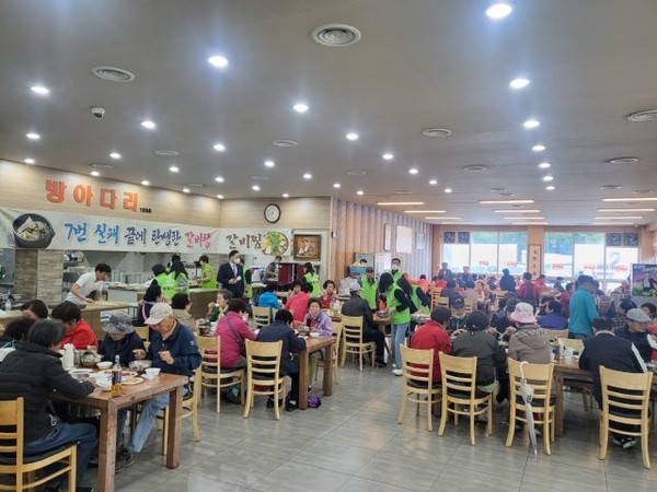  25일 방아다리 식당 김선봉 대표가 천안시 쌍용1·2·3동과 신방동 거주 어르신을 초대해 식사를 대접하고 있다.