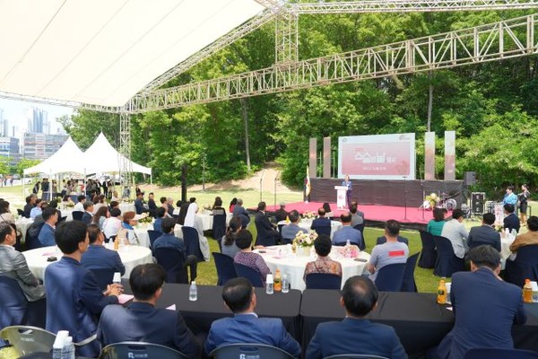  천안시가 15일 지자체 최초로 스승과 제자의 따뜻한 이야기가 있는‘스승의날 행사’를 80여 명이 참석한 가운데 천안시민체육공원에서 진행하고 있다.