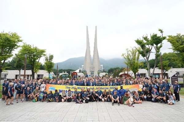 11일 박상돈 천안시장과 독립기념관을 방문한 잼버리 대원들이 기념사진을 촬영하고 있다.