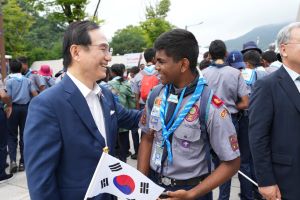 (사진/박상돈 천안시장이 11일 독립기념관을 방문한 잼버리 대원들을 만나 인사를 나누있다,)