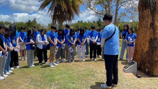 (사진/청소년 국외역사체험활동 참가자들이 하와이의 한인사회학교에서 재외교포 청소년들에게 한국의전통놀이를 알려주고 있다.)