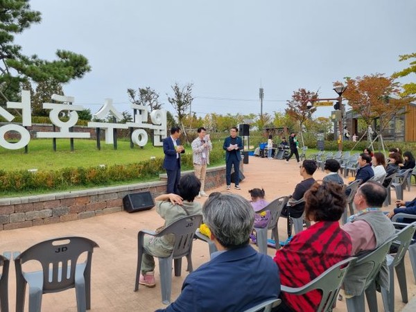 제1회 탄소중립 환경콘서트가 지난 7일 성성호수공원 방문자센터 일원에서 진행되고 있다.