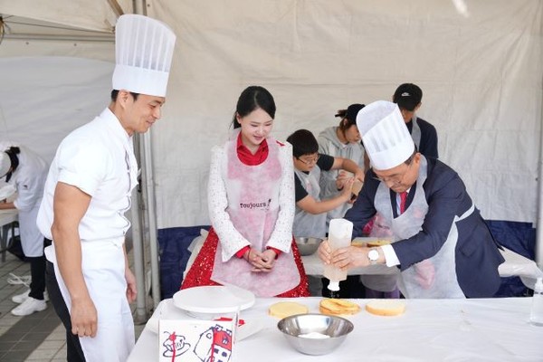 (사진/케이크 만들기 체험에 참여한 천안 시장 박상돈)