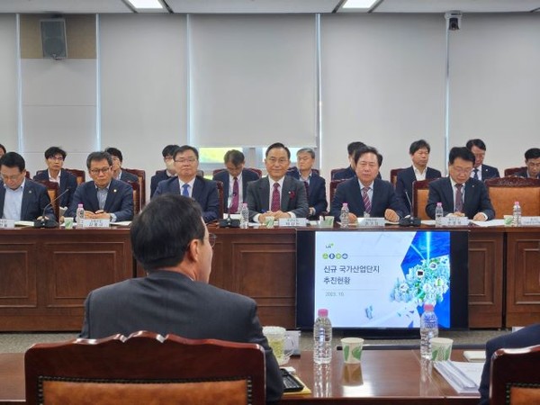 1. 박상돈 천안시장이 24일 정부세종청사에서 김오진 국토교통부 1차관과 함께 회의를 진행하고 있다.