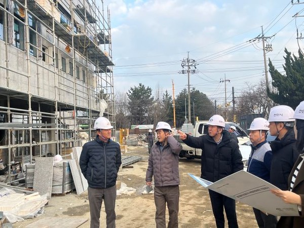 1. 천안시 도시건설사업본부는 지난 4일부터 5일까지 이틀간 천안시 발주 건축공사 주요 현장을 방문해 동절기 안전점검을 실시했다.