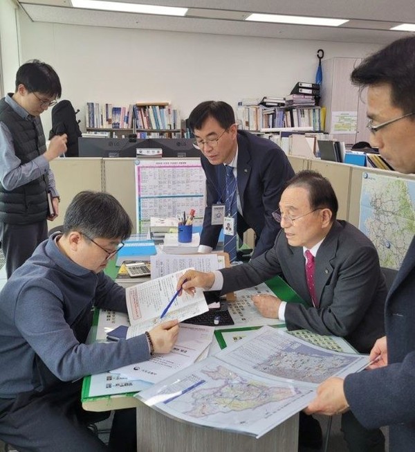 박상돈 천안시장이 지난 22일 국토교통부를 방문해 지역 현안에 대한 협조를 요청하고 있다.