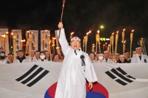(사진/지난해 박상돈 천안시장이 선두에서 햇불을 들고 독립만세를  외치고 있다.)