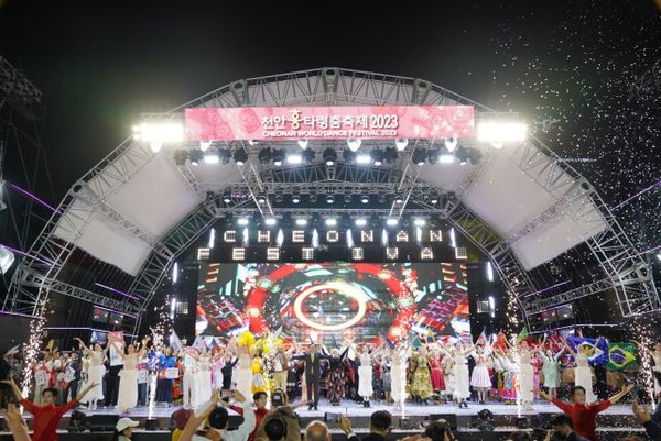(사진 상,하,설명) 지난해 개최한 ‘천안흥타령춤축제 2023’ 모습.
