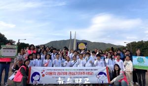 아동권리보장단이 아동참여기구와 함께 독립기념관에서 아동권리 옹호 캠페인을 진행하고 있다.
