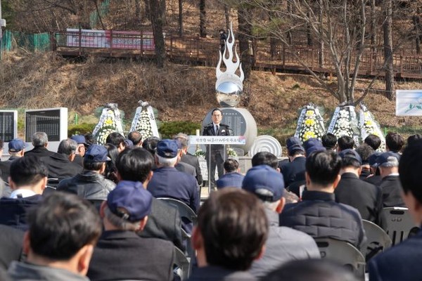  박상돈 천안시장이 22일 천안보훈공원에서 천안함 46용사 추모비에 참배하고 있다.
