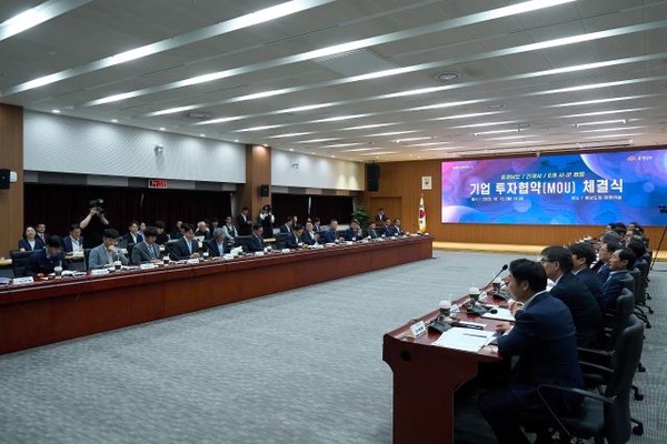 (13일 충남도청에서 수도권 이전기업 등(주)웨이비스를 비롯한 6개 기업과 (mou)투자 체결식 사진)